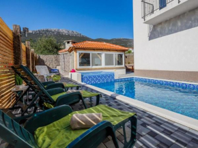 Elegant Holiday Home with Heated Pool, Hot Tub, and Sea Views in Kaštel Stari
